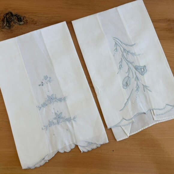 Set of two Vintage tea towels floral blue white - Picture 1 of 8